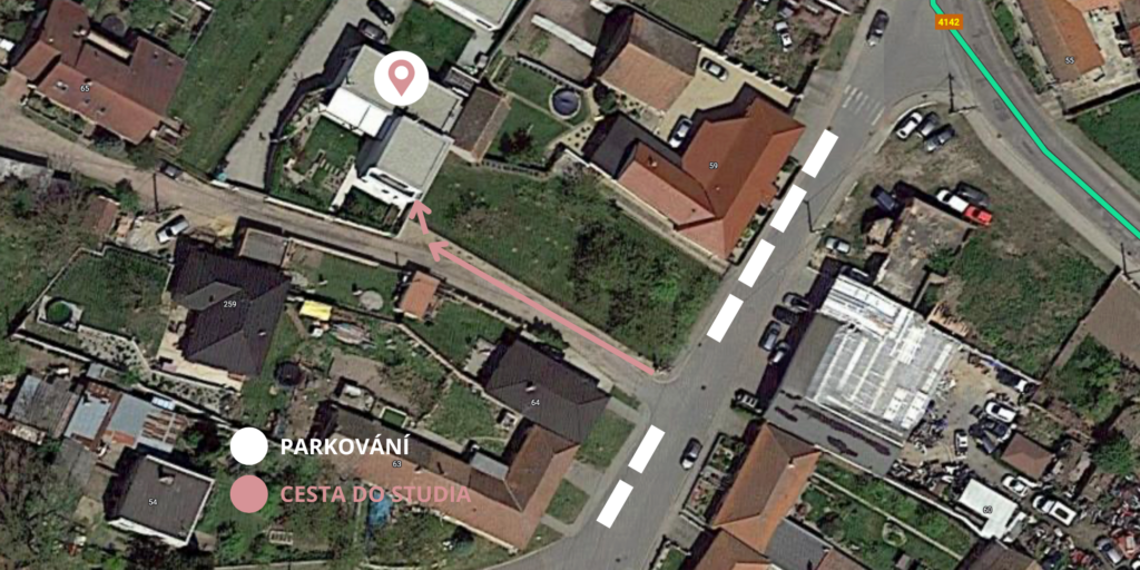 Studio s vyznačeným místem k parkování